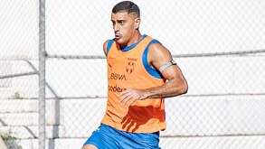 Germán Berterame entrenando en El Barrial con Rayados previo al Clásico Regio contra Tigres.
