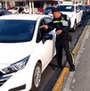 Policía de tránsito explicando sobre las medidas del Hoy No Circula en CdMx y Edomex.