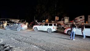 Vehículos haciendo fila por el bloqueo de carretera Guadalajara - Colima en Jallisco