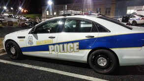 Patrulla de la Policía de Baltimore estacionada en un aparcamiento de Estados Unidos durante la noche