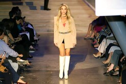 Pasarela que muestra ropa que se usó en el evento Vintage Runaway.