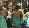 Tres mujeres desnudas se cubren con bolsas mientras caminan en tianguis de Texmelucan. Tres mujeres desnudas se cubren con bolsas mientras caminan en tianguis de Texmelucan.