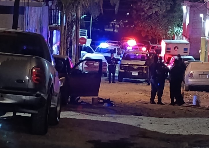 Patrullas de la Policía Municipal de Tlaquepaque y elementos de la Fiscalía del Estado de Jalisco en un terreno junto a camionetas Patrullas de la Policía Municipal de Tlaquepaque y elementos de la Fiscalía del Estado de Jalisco en un terreno junto a camionetas