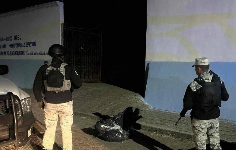 Policías viendo una bolsa negra con aparentes restos humanos en su interior, en Nativitas, Tlaxcala. Policías viendo una bolsa negra con aparentes restos humanos en su interior, en Nativitas, Tlaxcala.