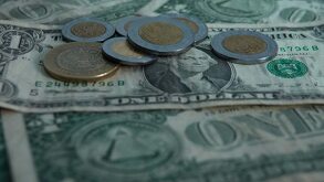 Billete de un dólar y monedas mexicanas. Este es el valor del peso frente al dólar.