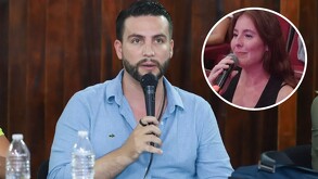 Presidente municipal de Puerto Vallarta Luis Ernesto Munguía González durante conferencia de prensa sosteniendo un micrófono