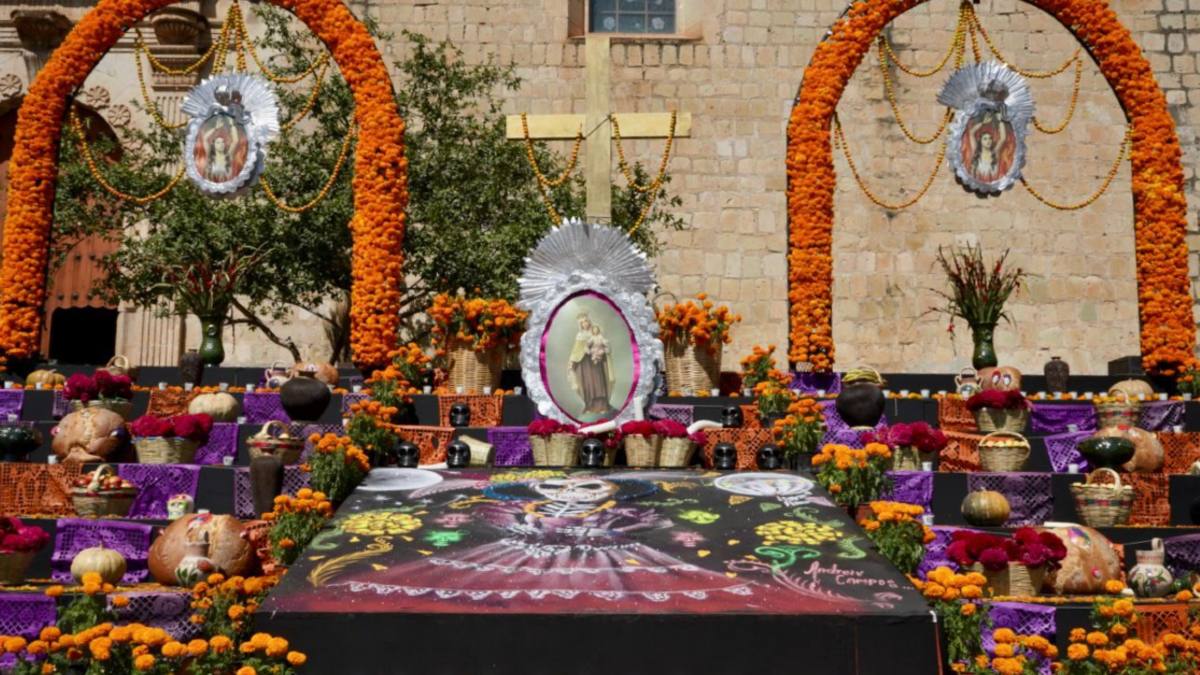 Altar de Día de Muertos montado en Oaxaca con flor de cempasúchil e imágenes religiosas. Altar de Día de Muertos montado en Oaxaca con flor de cempasúchil e imágenes religiosas.
