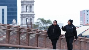 Personas con chaquetas por frío en Nuevo León