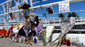 flores, veladoras y fotografías en el puente sobre la vía atlixcayotl donde murió Yusvely Marianny
