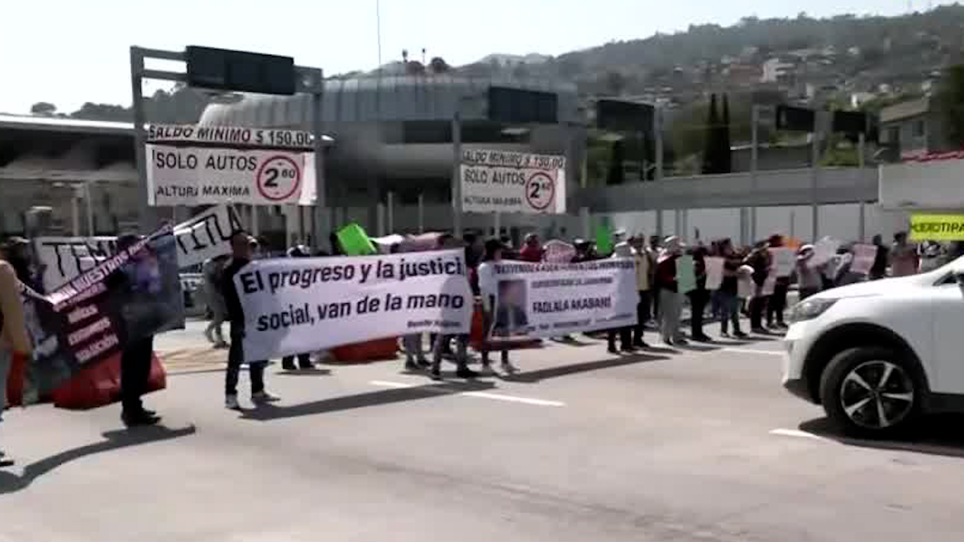 En la caseta de Tlalpan, pobladores de San Miguel Topilejo realizaron un bloqueo por le devolución de un predio, pues aseguran no tener un lugar dónde vivir.