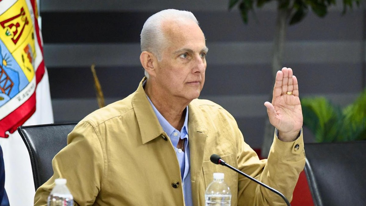 Román Alberto Cepeda levantando la mano aprobando una de las solicitud en sesión de cabildo de Torreón Román Alberto Cepeda levantando la mano aprobando una de las solicitud en sesión de cabildo de Torreón