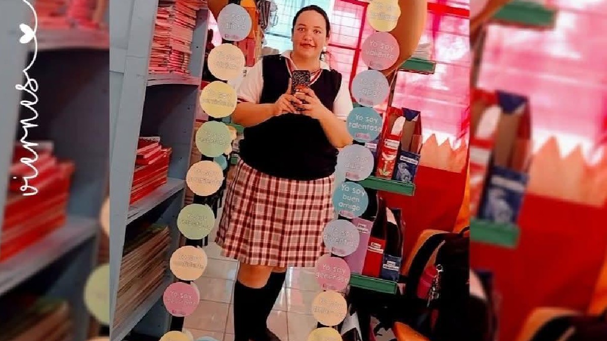 Paulina posando en una fotografía con su uniforme en la Normal de Monclova. Paulina posando en una fotografía con su uniforme en la Normal de Monclova.