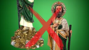 Imágenes de San Judas Tadeo falso, los San Judas Tadeo falsos tienen monedas en los pies y el báculo va en la mano izquierda.