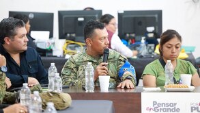 personas en una conferencia de prensa