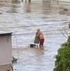 un hombre y una mujer se abrazan para sobrevivir a las inundaciones en veracruz