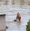 un hombre y una mujer se abrazan para sobrevivir a las inundaciones en veracruz un hombre y una mujer se abrazan para sobrevivir a las inundaciones en veracruz