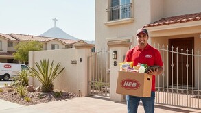 Repartidor de HEB a las afueras de una casa.