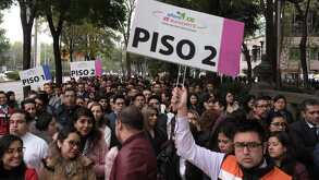 Personas en punto de reunión durante temblor en México