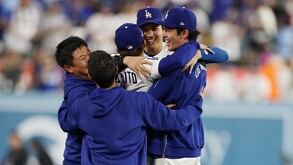 Shohei Ohtani festejando con su equipo tras su gran actuación en el Juego 3 de la Serie Mundial 2025.