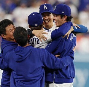 Shohei Ohtani festejando con su equipo tras su gran actuación en el Juego 3 de la Serie Mundial 2025. Shohei Ohtani festejando con su equipo tras su gran actuación en el Juego 3 de la Serie Mundial 2025.
