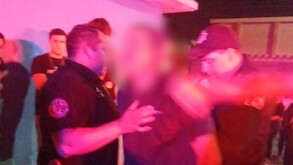 El presunto asaltante del taxista fue esposado por elementos de la policía municipal de Saltillo.