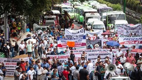 Decenas de personas de la Fuerza Amplia de Transportistas mantienen cierres en el Estado de México.
