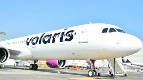 Un avión de Volaris en pista de un aeropuerto; es una de las aerolíneas que fueron suspendidas por Estados Unidos.
