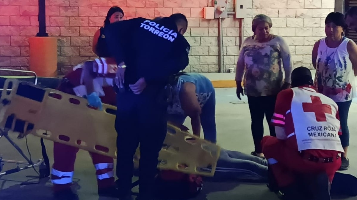 Mujer arrollada tirada en la carretera y con paramédicos de Cruz Roja Mexicana atendiéndola. Mujer arrollada tirada en la carretera y con paramédicos de Cruz Roja Mexicana atendiéndola.