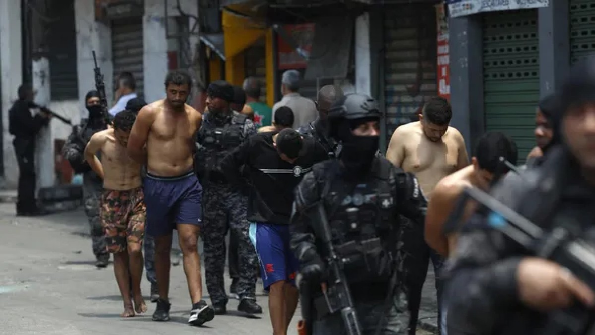 Hombres detenidos por policías de Río de Janeiro tras enfrentamiento en Brasil Hombres detenidos por policías de Río de Janeiro tras enfrentamiento en Brasil