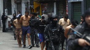 Hombres detenidos por policías de Río de Janeiro tras enfrentamiento en Brasil