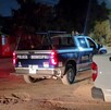 Vista de la caja de una patrulla de la Policía Municipal de Zapopan en la noche frente a casas Vista de la caja de una patrulla de la Policía Municipal de Zapopan en la noche frente a casas