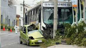 Accidente entre auto y camión urbano en Centro de Monterrey.