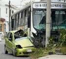 Accidente entre auto y camión urbano en Centro de Monterrey.