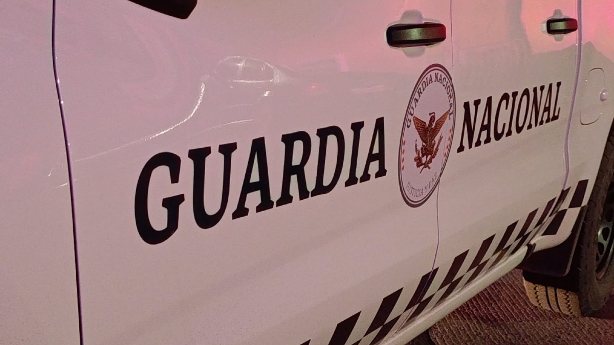 Camioneta blanca con el logo de la Guardia Nacional en las calles de Tlajomulco donde encontraron al hombre maniatado Camioneta blanca con el logo de la Guardia Nacional en las calles de Tlajomulco donde encontraron al hombre maniatado