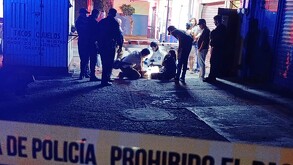 Paramédicos atienden a joven agredido con picahielo en Guadalajara.