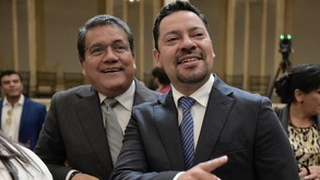 Dos hombres vestidos de traje sonriendo para una fotografía desde el Congreso de Puebla.