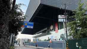 Fachada y entrada al estacionamiento de la Arena CdMx