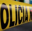 Línea de policia acordonando zona del crimen.