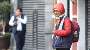un hombre cubierto del rostro y con ropa abrigadora por el frente frío en puebla