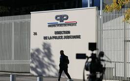 Transeunte camina enfrente de la Briggade de Repression du banditisme