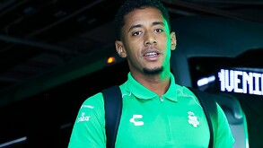 Choco Lozano con ropa de Santos Laguna