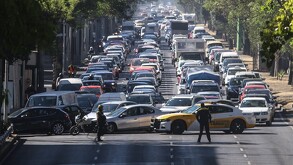 Autos detenidos por el bloqueo de vialidades por transportistas en la Ciudad de México