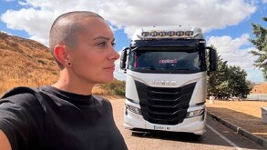 Coco Trucker mostrando su camión en redes sociales