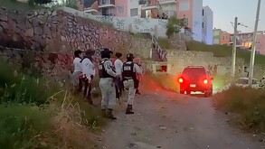 Miembros del colectivo Guerreros Buscadores de Jalisco junto a militares del Ejército Mexicano en una finca donde el cuerpo de una mujer fue hallado