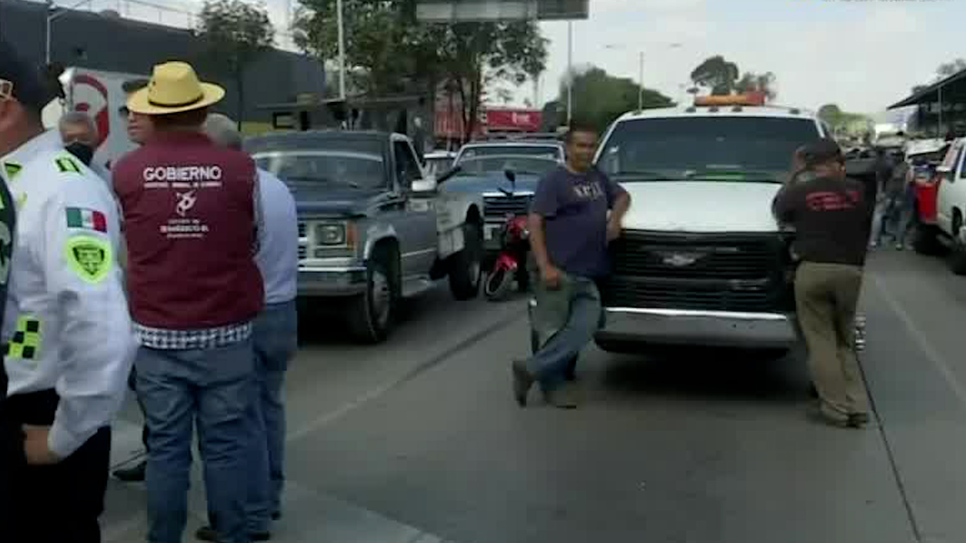 Sobre Calzada Vallejo, al rededor de 100 grúas buscaban llegar Zócalo Capitalino, pero se les bloqueó el paso por parte de policías.