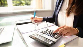 Los contadores registran y gestionan transacciones financieras, preparan estados financieros y brindan asesoría sobre impuestos y finanzas.