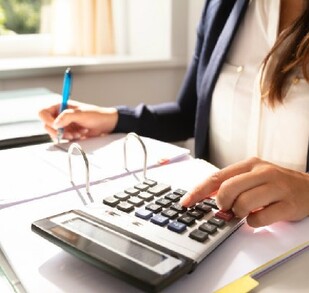 Los contadores registran y gestionan transacciones financieras, preparan estados financieros y brindan asesoría sobre impuestos y finanzas.