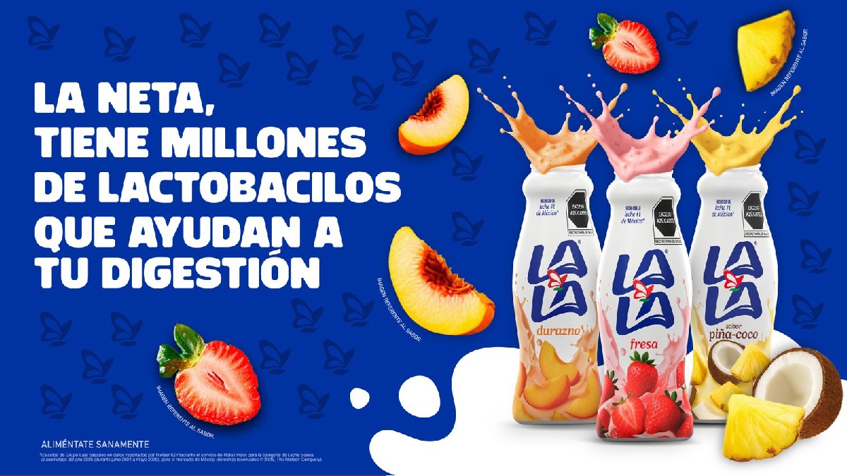 Imagen publicitaria de Yogurt Lala con tres botellas de sabores fresa, piña-coco y durazno; frutas alrededor y fondo azul con un mensaje.
