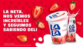 Fotografía publicitaria de Yogurt Lala de fresa. Muestra yogurt en bote y botella, con fresas alrededor y fondo rojo con un mensaje