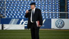 manuel lapuente en la cancha del estadio cuauhtémoc